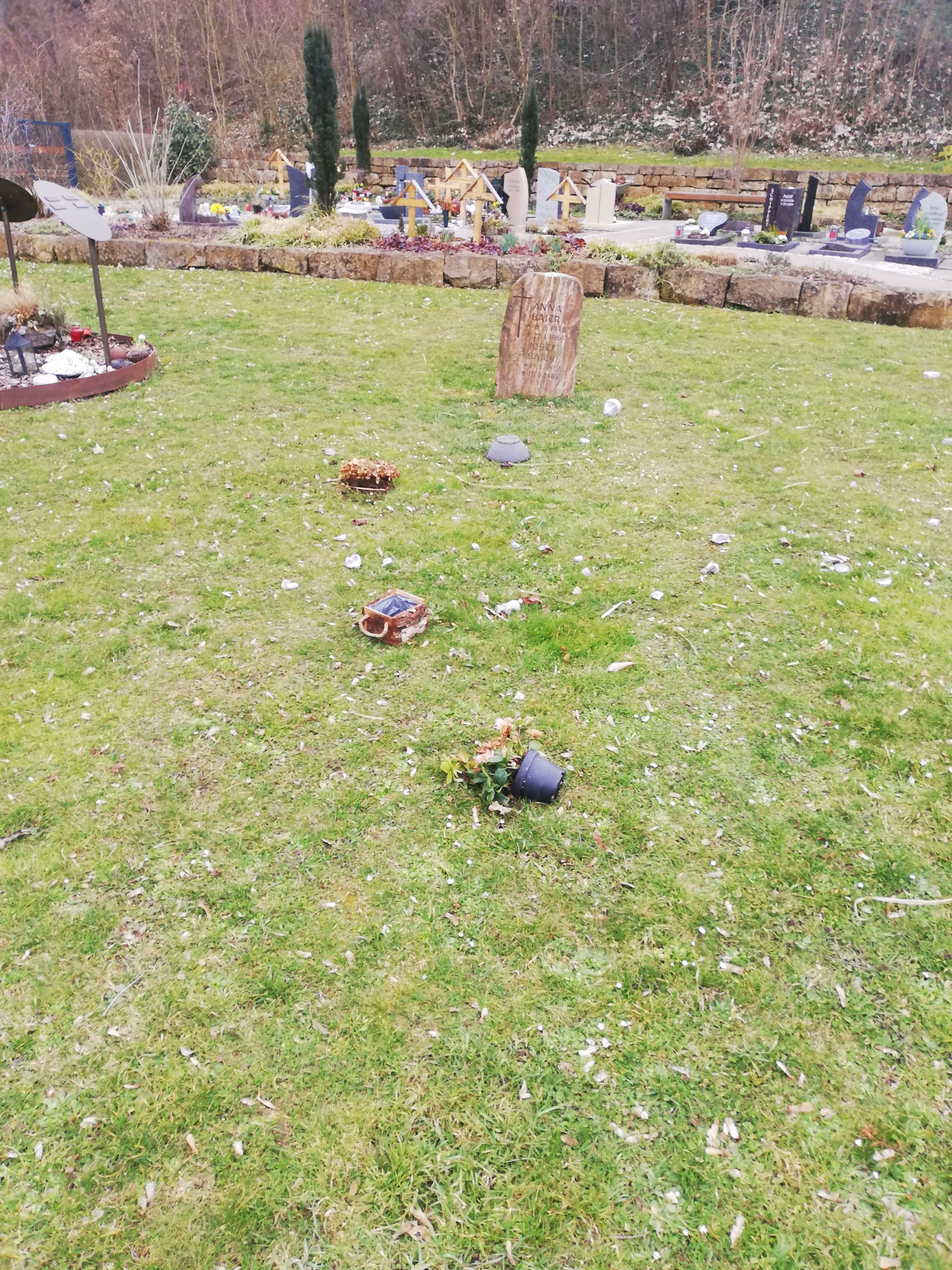  Vandalismus auf dem Friedhof 